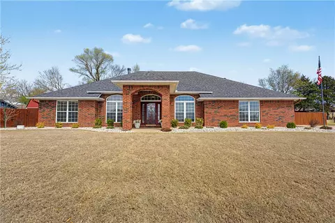 504 Fairway Cir, Springdale, AR 72764