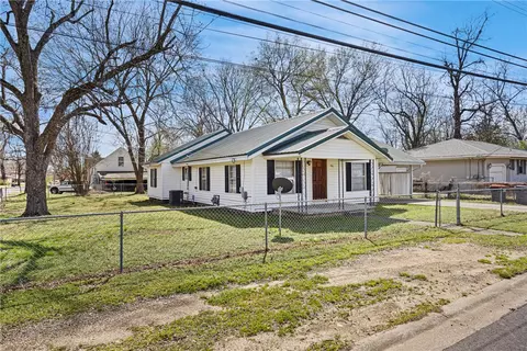 418 E J St, Russellville, AR 72801