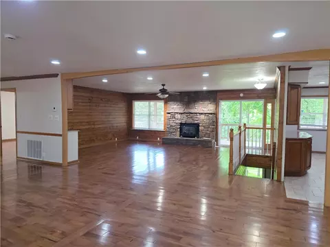 Living - 18772 Davis Rd, Rogers, AR 72756 photo 4 of 11