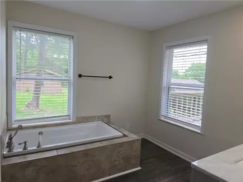 Bath - 18772 Davis Rd, Rogers, AR 72756 photo 3 of 7