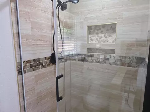 Bath - 18772 Davis Rd, Rogers, AR 72756 photo 2 of 7
