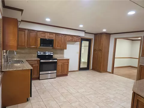 Kitchen - 18772 Davis Rd, Rogers, AR 72756 photo 2 of 3