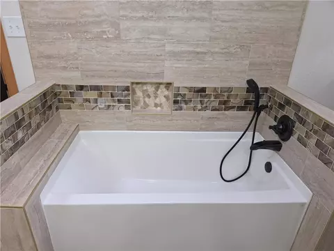 Bath - 18772 Davis Rd, Rogers, AR 72756 photo 5 of 7