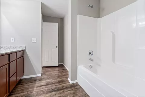Bath - 7851 Bridgegate Ave, Springdale, AR 72762 photo 2 of 3
