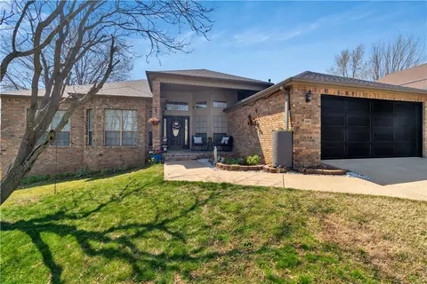 2819 N Raintree Dr, Fayetteville, AR 72703