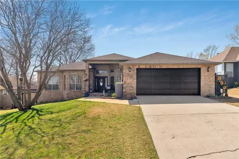 2819 N Raintree Dr, Fayetteville, AR 72703