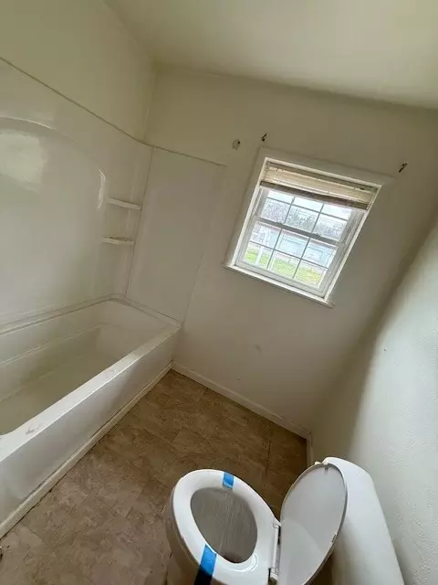 Bath - 1901 Kris Dr, Ozark, AR 72949 photo 2 of 3
