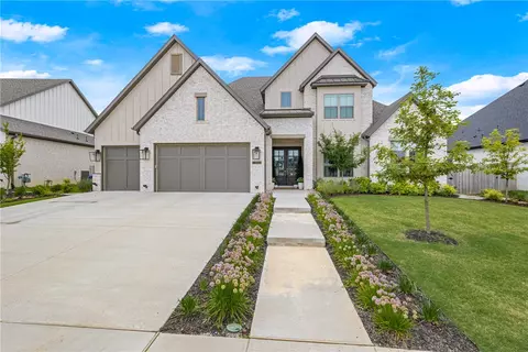 8806 W Comet Dr, Bentonville, AR 72713