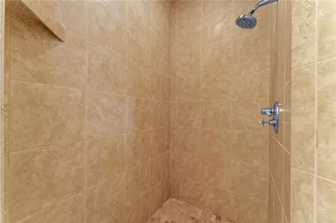 Bath - 128 Mulligan Ct, Branson, MO 65616 photo 2 of 6
