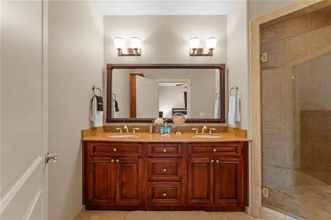 Bath - 128 Mulligan Ct, Branson, MO 65616 photo 1 of 6