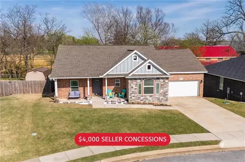 952 Glass St, Cave Springs, AR 72718