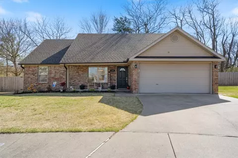 725 W Deer Lodge Ct, Siloam Springs, AR 72761