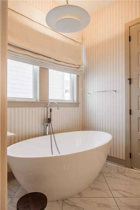 Bath - 5412 Hackett St, Springdale, AR 72762 photo 7 of 10