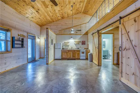 Entry Way - Undisclosed, Marble Falls, AR 72648 photo 1 of 4