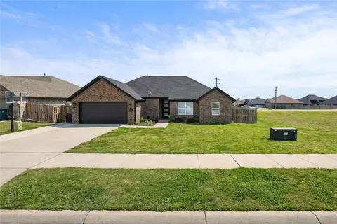 1820 Sunrise Cir, Centerton, AR 72719