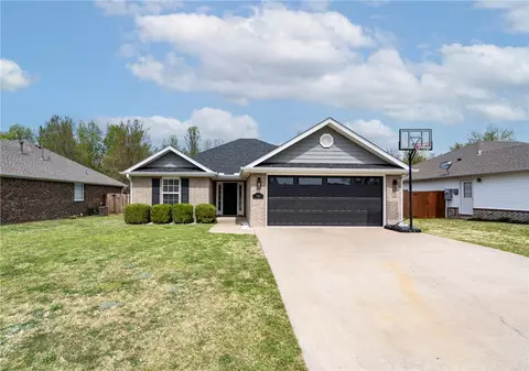795 Deer Lodge Ct, Siloam Springs, AR 72761