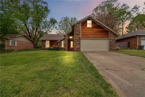 1847 Choctaw Ct, Fayetteville, AR 72701
