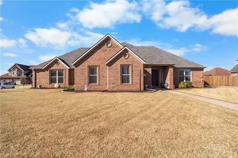 305 W Camelot Dr, Rogers, AR 72756