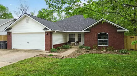 2408 Pin Oak St, Fayetteville, AR 72701