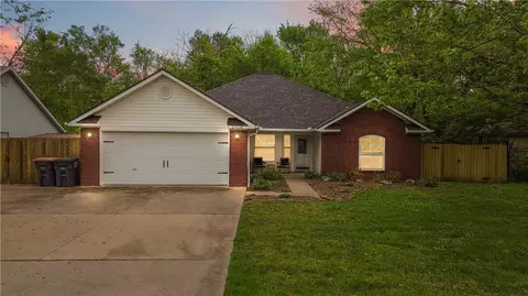 2408 Pin Oak St, Fayetteville, AR 72701