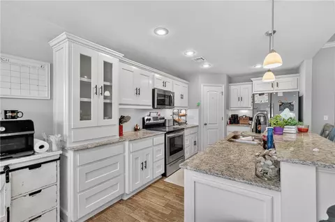 Kitchen - 2071 Fields Cv, Pea Ridge, AR 72751 photo 2 of 3