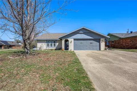 1601 S 16th St, Rogers, AR 72758
