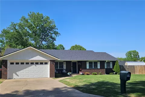 1418 Buena Vista Cir, Springdale, AR 72762