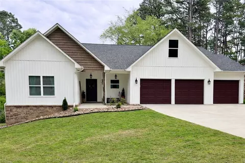 909 Rolling Hills Dr, Russellville, AR 72801