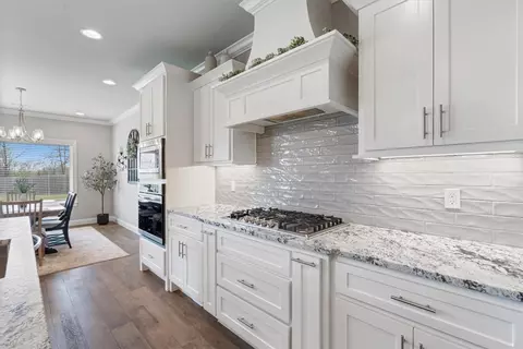 Kitchen - 907 Red Oak Loop, Springdale, AR 72762 photo 3 of 3