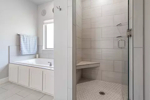 Bath - 907 Red Oak Loop, Springdale, AR 72762 photo 1 of 5