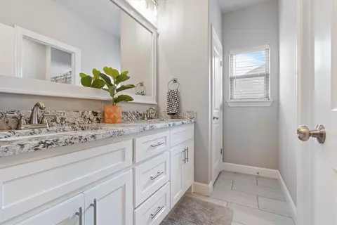 Bath - 907 Red Oak Loop, Springdale, AR 72762 photo 2 of 5