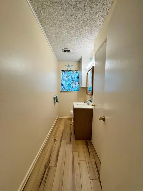 Bath - 915 Maple Shade Rd, Alma, AR 72921 photo 1 of 4