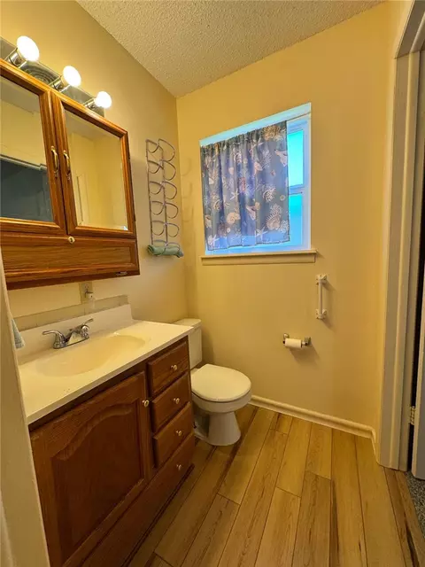 Bath - 915 Maple Shade Rd, Alma, AR 72921 photo 2 of 4