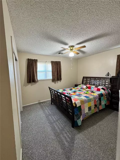 Bedroom - 915 Maple Shade Rd, Alma, AR 72921 photo 2 of 3