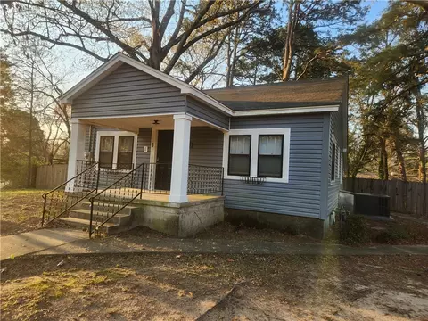 2913 Honeysuckle Ln, Russellville, AR 72801