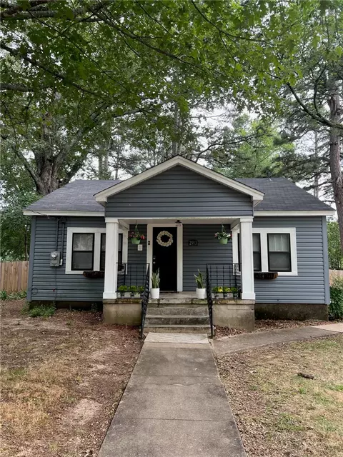 2913 Honeysuckle Ln, Russellville, AR 72801