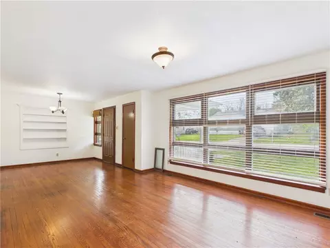 Living - 713 Sunset Ln, Harrison, AR 72601 photo 3 of 3