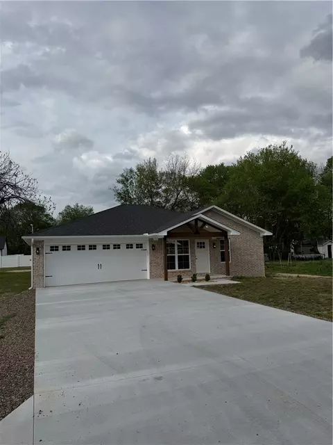 203 NE 2nd St, Atkins, AR 72823