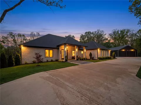 13886 Dartmoor Rd, Bentonville, AR 72712