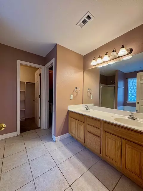 Bath - 133 Fox Run Cir, Centerton, AR 72719 photo 1 of 3