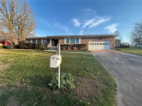 206 Roberta Dr, Harrison, AR 72601