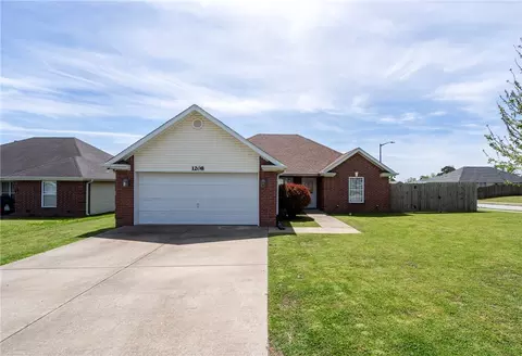1208 E Ken Leach, Siloam Springs, AR 72761
