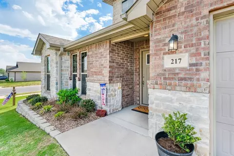 217 Oak Ave, Gentry, AR 72734