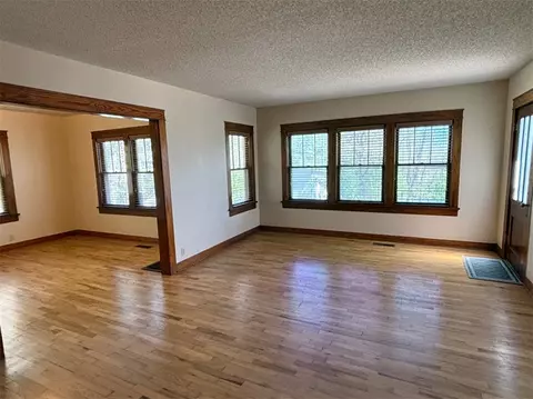 Living - 210 N N Spg, Harrison, AR 72601 photo 2 of 8