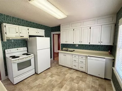 Kitchen - 210 N N Spg, Harrison, AR 72601 photo 2 of 3