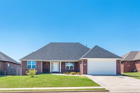 204 Monroe St, Centerton, AR 72719