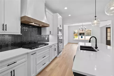 Kitchen - 1320 Greyback Ln, Centerton, AR 72719 photo 3 of 4