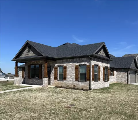 608 Pennington Ave, Prairie Grove, AR 72753