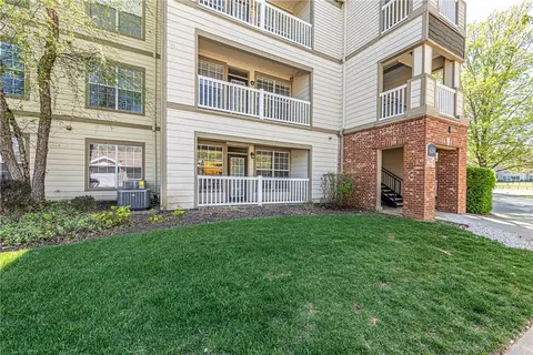 4261 NE Meadow Creek Cir #105, Fayetteville, AR 72703