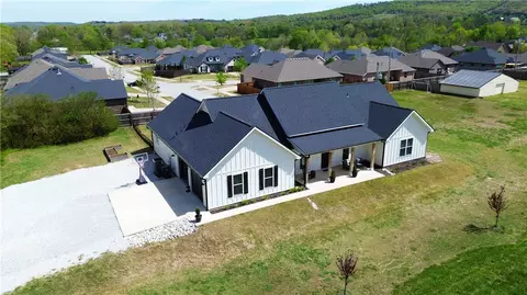 1528 Roberts Rd, Fayetteville, AR 72701